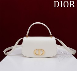 DIOR 款号:77047:小号尺寸:19×9×8cmMontaigne Avenue Top Handle手袋是二零二四冬季成衣系列新品展现优雅气质与现代风格,别具一格。采用精美耐用质感丰富的杏色牛皮革精心制作,彰显Dior的精湛工艺。翻盖点缀以复古金色饰面金属CD标志双隔层缝有三角形衬料,另设有背面插袋,更加实用。小号款式,搭配皮革顶部手柄和可调节可拆卸肩带,可手提、肩背或斜挎。正面饰以CD 标志翻盖开合皮革顶部手柄可调节、可拆卸的皮革肩带2个内部隔层2个内部插袋背面插袋内含防尘袋意大利制造
