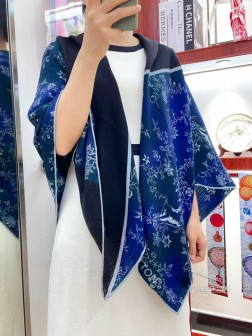  LV典雅高贵 婴儿般的柔软触感 同步专柜【碎花深V】丝绒印花 巧妙利用驴家包袋图案创造出醒目亮眼的观感，与多种造型完美搭配，拼色低调时髦有品味 奢华全新的经典单品，以混合多种产品标识的设计，羊绒材质极致柔软.奢华的触感。实物真心典雅高贵 高端品质高清呈现 cm，70%羊绒+30%丝