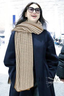  皮雅娜【LP千鸟格针织披肩】LP羊绒世家，羊绒界的新贵，只做最好的皮雅娜自己可以去看看哦，他家的价格估计会让你却步，太贵了，简直是贵族的价格。此款针织人字暗纹提花羊绒，具有超高羊绒品质才会被此品牌青睐这种羊绒精品围巾是市场上及其少见的，真是超级高端货只有这种大品牌才会拥有时尚装饰，环绕颈间大方得体。简单而不简陋，清淡而不失装饰。材质：%最顶端野山羊绒