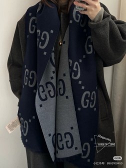 新色到 古奇重磅推荐 细节GG标识作为Gucci颇具代表性的传统精髓，始终与系列密不可分，以饱含新意的现代方式推陈出新，呈现不同凡响的层次、风格和设计。这款羊毛真丝混纺围巾上的GG图案经过重新演绎，以大号时尚字体呈现。浅灰色和粉色GG羊毛真丝混纺提花37厘米（宽）x 厘米（长）90%羊毛，10%真丝意大利创作