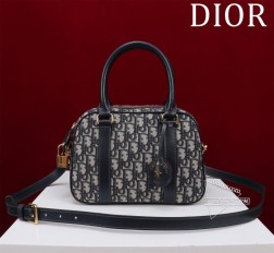 DIOR D-Vibe 小号保龄球包帆布款式简约时尚采用蓝色 Oblique 印花面料精心制作点缀以同色调皮革细节搭配别具一格的皮革钥匙包镌刻以 Christian Dior Paris 标志并点缀以金色饰面金属星星随挂钥匙可打开拉链挂锁宽敞的隔层设有一个插袋和一个拉链口袋,可收纳各种日常用品小号款式实用设计搭配皮革顶部手柄和可调节可拆卸的皮革肩带,可手提、肩背或斜挎。尺寸:25 x 16 x 9.5 厘米型号 M1340、 独家实物拍摄 配送全新包装礼盒