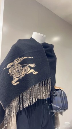 Burberry · 巴宝莉新款双面羊绒围巾 今年的B家真的是高端Level，重磅极品 妥妥的家属福利 我们的品质真的绝了，还是之前那个牛逼的渠道，唯一缺点就是数量少的可怜 看图片就能感受到质感，纹路非常有品味。非常正的情侣款围巾~面料大爱，很Man的风格，上身效果无敌好看 大气简约，超级好看的配色，任何男女生都会喜欢的款吧，有质感不张扬 拍照过程中已经多次被面料质感和撞色的效果迷倒。面料是鬼佬提供的，这种细腻程度我用手机拍出来都能惊艳全场 手感非常柔软舒服 中等厚度，非常亲脖子的一款~尺寸规格