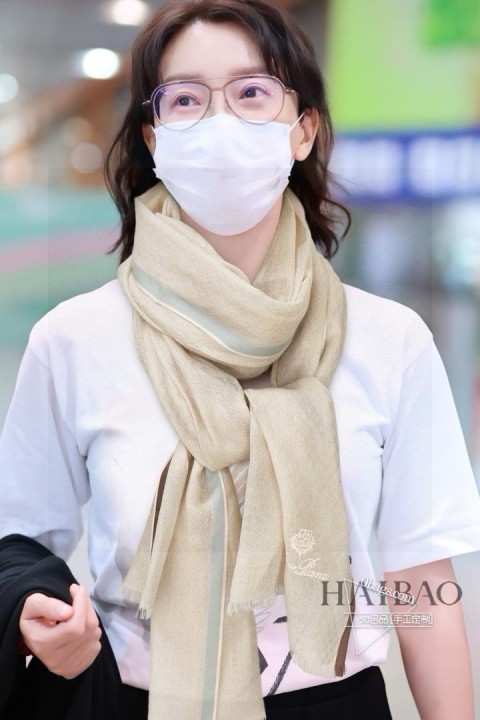 LP极品原单【LP撞色条边长巾】 高尖端产物 重磅呈现 ，绝无仅有 史无前例 %纯山羊绒 暗纹提花 手感好到爆 绝对又是一款手慢无 工艺上采用的是进口支纯羊绒暗纹格子结合彩边点缀，非常显档次，低调中带着小奢华。尺寸90cm %进口纯羊绒织就
