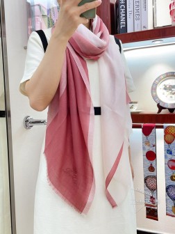 LP极品【LP银线条边长巾】 高尖端产物 重磅呈现 ，绝无仅有 史无前例 %纯山羊绒 暗纹提花 手感好到爆 绝对又是一款手慢无 工艺上采用的是进口支纯羊绒暗纹格子结合彩边点缀，非常显档次，低调中带着小奢华。尺寸90cm %进口纯羊绒织就