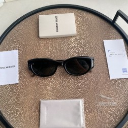 2024最新款Benven 系列 Benven 型号为GENTLE MONSTER 2024 Collection太阳镜。镜框采用板材材质，搭配灰色镜片。利落的线条打造出结构感十足的廓形，极具辨识度。官网齐色正面 147.3mm, 镜脚 .3mm宽度 53.4mm, 高度 35.2mm鼻梁 22mm秘特殊渠道货源秘㊣配图片2024最新白色独家全套包装(礼品袋+发票+外盒+内盒+眼镜布+磨砂镜腿袋)