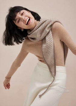 爆款上 P皮雅娜最新款【LP系带羊绒三角巾】独家牛货 奢华尽在尺寸之间,高端品质 具有超高羊绒品质才会被此品牌青睐 这种精品是市场上及其少见的,围巾针织三角披肩,真是超级的高端货 只有这种大品牌才会拥有 喜欢大尺寸的最爱.每色都是大爱每色都留.卖一条少一条的好货 且不用担心面料因为出口的原料固色度都是一级定期抽查...一等一好货 材质 %进口纯羊绒