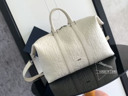 迪奥 这款 Weekender 40 白色牛皮压花手袋 旅行袋设计经典高雅。Dior Gravity 印花效果皮革采用压花工艺将经典图案精致地呈现于卡其色牛皮革之上,饰以 Dior 标志,充分彰显 Dior 工坊的精湛工艺。设有宽大的拉链隔层,可收纳短期出游的各种日常用品。搭配可调节、可拆卸的肩带和顶部皮革手柄,可手提或肩背。尼龙内部拉链主隔层内部拉链口袋皮革顶部手柄可调节、可拆卸的皮革肩带搭配龙虾扣保护性金属垫脚正面金属覆层黄铜 Dior 标志内侧饰以 Dior 压花标志内含防尘袋意大利制造尺