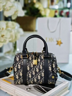 迪奥 新款保龄球小号提花枕头包这款 Dior Groove 20 手袋是二零二四冬季成衣系列新品由玛丽亚·嘉茜娅·蔻丽 (Maria Grazia Chiuri) 设计优雅时尚。采用蓝色 Oblique 印花面料精心制作皮革钥匙包饰以 Christian Dior Paris 标志并点缀以金色饰面星星,别具一格。随挂钥匙可打开拉链挂锁宽敞的隔层设有一个插袋和一个拉链口袋,可收纳各种日常用品。搭配皮革顶部手柄和可调节可拆卸的肩带,可手提、肩背或斜挎,是打造日常造型的理想手袋。拉链开合,搭配镌刻以