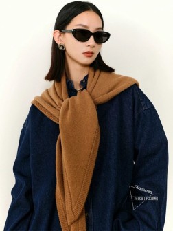 爆款上 TOT最新款【纯色通勤三角披肩】,独家牛货 奢华尽在尺寸之间,高端品质 具有超高品质才会被此品牌青睐 这种精品是市场上及其少见的,围巾针织纯色三角披肩,真是超级的高端货 只有这种大品牌才会拥有 喜欢大尺寸的最爱.每色都是大爱每色都留.卖一条少一条的好货 且不用担心面料因为出口的原料固色度都是一级定期抽查...一等一好货 材质 %进口纯羊绒