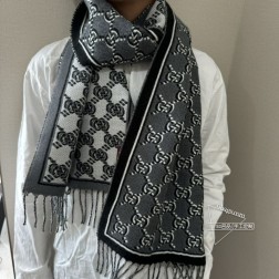  男士福利顶级原单中性款 罗意威很幸運拿到這個品牌的東西，真的不多見，很少在國內做訂單，款式真的少的可怜 羅意威作為西班牙 的頂尖奢侈品牌，秉承傳統，技藝，熱誠，散髮獨特的西班牙貴族氣息！本款為巴塞羅納專櫃的櫥窗定制款！围巾整体构图为他们品牌最经典的LOGO风格设计。规格 35