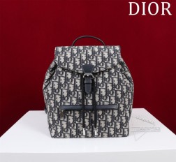 迪奥 Dior 最新款双肩包可可爱爱的造型 经典面料,搭配抽绳设计既复古又时 尚容量也相当不错,可收纳各种小件日常用品自用超轻便顶部手柄和可调节肩带 无论大人小孩背都好好看 型号:D77039~77040尺寸:大号23 x 26.7 x 12.5 厘米 小号19.5×18.5×8.5厘米可收纳 1 个钱包、1 部手机、2 个卡夹、太阳眼镜和唇膏