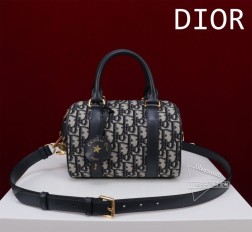 迪奥 Groove 20手袋波士顿手袋老花帆布让人无法抗拒的可爱简洁的包形复古又高级采用经典蓝色oblique老花精心制作精致之余时尚感也十足手提斜挎都可以自用轻便又方便携带日常使用容量也相当足够了size2013.512.5cm