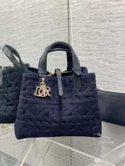 迪奥 Toujours最新秋冬系列,不要太帅,极具设计感的几何图案,上身又美又飒,轻松拿捏时髦感,超大菱格的设计,搭配经典的字母配饰,摩登时尚感十足,麻布材质高级感满满,别具一格的扣饰扣合时侧面可折叠,容量非常nice,还贴心的配有一枚内袋,方便收納小物品哦size28.51921cm