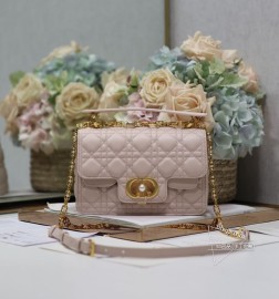 DIOR 小号 Dior Jolie 珍珠手提包「粉色」这款 Dior Jolie 手提包是二零二四春夏成衣系列新品,兼具优雅气质与实用功能。采用粉色牛皮革精心制作,饰以藤格纹缉面线,双重翻盖饰以 CD 标志提升格调,点缀以白色树脂珠饰,三隔层和拉链口袋可收纳各种日常用品,可与日常或晚装造型搭配。小号款式,搭配可拆卸手柄与可拆卸链条肩带,肩带由皮革带和 CD 标志链环组成,饰以白色树脂珠饰,可舒适手提、肩背或斜挎。正面饰以白色漆面铝质 CD 扣环搭配树脂珠饰双重翻盖开合3 个内部隔层搭配 1 个