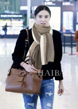 出货 绝对史诗级尖端山羊绒针织【三色披肩】，Loro piana最高规格礼赞.怒吼推荐 三种颜色交织而成，让她陪你温暖行走江湖系列最高端的一款，手感软糯舒适.绝对温暖的享受。这样的品质级别内销市场基本是见不到的，所以能见到的都偷着乐吧，低调奢华有内涵，此款围巾绝对是犒赏自己送亲人密友的奢华礼物，规格，70cm，%Cashmere 山羊绒。