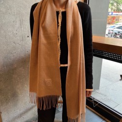 【Loewe · 罗意威难得一见的温柔配色,低调又不失优雅 】重点推荐 双面配色,一条围巾两种风格搭配,高级舒适时髦气质,名小众,却大牌范十足,超级安利 loewe这款触动内心的柔美围巾,极其简单的颜色搭配抢眼的变色logo,点睛之笔确又不失美感,成功人士的追求,色彩绝对 ,有点独有的仙气,绝对的情侣款不二之选,颜色淡雅,不妖娆 原版专用哑光纱线,规格:30 x cm 克