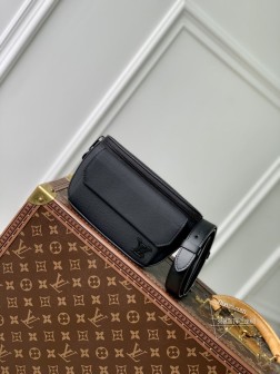 LV M83563 Pilot迷你手袋 粒面牛皮革 圆润构型