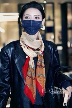 羊绒方巾专柜同步真心赞 驴家须边方巾，路易威登经典 Monogram 图案搭配彩色边框再添华美格调。强烈推荐手慢无 这个size不大不小特别好搭配，品质超级好 拿到手就会懂的高端品质，高端细节所见即所得 重磅巨献 VIP客户必入推荐 尺寸：cm %羊绒