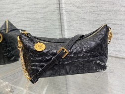 迪奥 Hobo star 链条手袋系列升级版饭盒包,设计实用加配可调节长肩带大大提升了实用性,廓形柔软自用超轻便经典星星标识的圆形饰牌又是一个亮点,精致又可爱无法拒绝的一个包款size28.51014.5cm饭盒