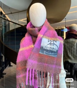 新款到货 经典大土星马海毛围巾 vivienne westwood西太后土星 英国时装设计师，时装的朋克之母！时尚潮流风格，品质强大，超美的设计！简约大气刺绣Logo精致 这个款不用担心不好看，因为经典的元素洋气的新设计！赠礼的完美之选，充分展现个性风范。品质非常整个首饰给人大牌气场的同时又非常精致，让整个人的层次提升好几个level 绝对值得入手 三色入 尺寸30