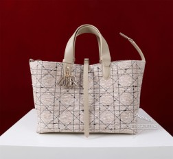 DIOR D ior Toujours 手袋这款 D ior Toujours 手袋于二零二四冬季系列发布秀精彩亮相,休闲实用的设计别具一格。采用米色绒面革精心制作,饰以超大藤格纹缉面线,宽敞的内部隔层搭配小袋,可整齐收纳各种日常用品。设有皮革系带开合,可安全收纳各种物品,另有 CD Lock 字母 D 旋钮式开合,可调节两侧,提升格调。小号款式,皮革手柄带有可调节细节,可轻松手提。双开合设计:纤细系带和 Christian D ior Paris 系带搭配 C D Lock 扣环D.I.O.R