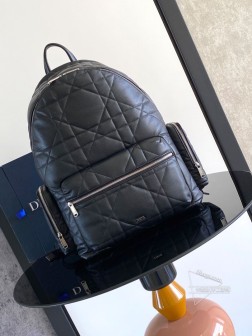 DIOR 这款双肩背包是二零二四冬季男装系列新品,将现代风格与高订精神融为一体醒目时尚。采用黑色牛皮革等材质精心制作饰以加大藤格纹图案焕新演绎 Dior 经典图案搭配正面 Dior 标志提升格调。设有一个宽敞的拉链隔层可收纳各种日常用品正面口袋和侧面拉链口袋可收纳钱包钥匙、耳机或手机,便于轻松取用。实用百搭,是各式造型的点睛之笔。主体:牛皮革,织物里料:织物,牛皮革拉链主隔层内部扁平电脑隔层正面拉链口袋两个侧面拉链口袋皮革顶部手柄可调节加垫肩带背部采用加垫网眼织物,饰以 Dior 标志正面饰以复