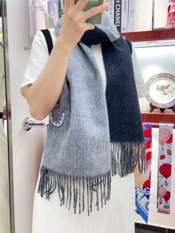 HERMES家高端双面羊绒围巾！双面刺绣贴花设计，超级显档次显品味，且非常显年轻！！太好看了！大爱！！！！超级暖糯高级！！！可正式，可随意，非常Classical的设计。这样的围巾，绝对是一条审美不过时的单品！随便围都会好看的羊绒围巾，版型真是一绝！！这样的设计真的太实用百搭了，其实没有多余的设计，怎么围都好看！有垂坠感，温暖且非常显瘦！男女通用款式，%羊绒，规格30cm搭配正装或者搭配休闲装都很合适~对折挂围或者绕圈围都完全可以，有温度的风度 两个色。