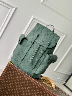 LV M24428 CHRISTOPHER 中号双肩包 Monogram压纹Taur材质