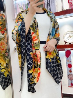 上新GUCCI家最最新的专柜主打【鲜花 盛开】羊绒方巾， 度假及日常都非常好搭配的款 订单私流 】一看到就想去度假 平时穿搭也非常好搭配，整个人看起来都会神采奕奕 好多不用多说，细节品质都看得清楚，绝对获赞的高规格品质 cm，70%羊绒+30%丝[色]