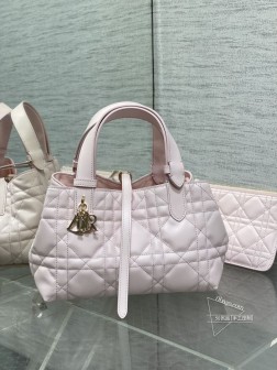 DIOR Toujours系列砖柜最新甜蜜粉,有点太美了,高颜值粉嫩包包,颜色超级嫩,超级夏天,是饱和度并不高的粉紫色,轻松拿捏马卡龙色,超大菱格的设计,搭配经典的字母配饰,摩登时尚感十足,包身结构十分柔软,小牛皮材质高级感满满,别具一格的扣饰扣合时侧面可折叠,容量非常nice,还贴心的配有一枚内袋,方便收納小物品哦size231515cm