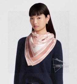 专柜同步上新 Dior最最新的专柜主打【动物园双面90】双面同色真丝方巾，热带雨林系列 度假及日常都非常好搭配的款 订单私流 】一看到就想去度假 平时穿搭也非常好搭配，整个人看起来都会神采奕奕 好多不用多说，细节品质都看得清楚，绝对获赞的高规格品质 9090cm，%18姆米桑蚕丝，手工卷边