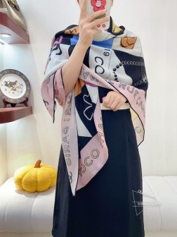 CHANEL羊绒方巾 抢 VIP推荐 下手一定要快【高端 大爱 纯羊绒 婴儿触感舒服到飞 女人尤物 货极少 四季都可以用 真心美的让人非常非常心动 上身效果简直美翻了 品质非常完美 整个围巾给人大牌气场的同时又非常精致秀丽 绝对值得入手的新款 实物一拿到就会庆幸自己是女人的绝美好货 值得品鉴 完美气质品味Ditails首选 VIP们 上 尺寸：cm。丝绒款