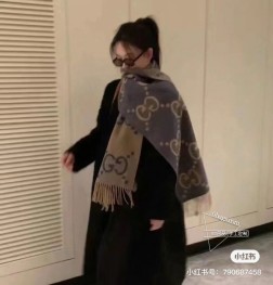 颜色到齐 Gucci最新款 稀有品质 太好看了 Gucci最新ZG同步款 图案真的超级好看啊~就喜欢这种GG腔调!价格超级给力,福利推荐 ZG售7+ 面料是强捻精纺双面山羊绒提花,非常工整精致的面料,呈现出极具力度的线面结构,极具支撑力及柔韧性 骨灰级老客户实用推荐,这样的质感,款式,工艺,真的可以秒杀太多 好的材质,款式,工艺,给予我们的感受是完全不同的 很多时候,不仅需要一件高品质的,最关心的还是好驾驭。懂得入。限量的配色,男女围都特别好看 规格:45cm