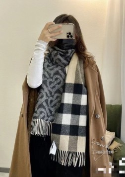 【深灰】双面围巾！一面是最新Tb印花一面是经典格子！非常有格调的设计！30cm，50%羊绒50%羊毛！是高雅艺术的魅力体现！围巾款式男女通用、更可做情侣款！颜色搭配极为高端大气上档次！料子柔和，特别有立体感，戴起来效果超级好看！随便搭配就可以、一条当2条用！非常划算又百搭！官方2色，每一个颜色搭配都恰到好处！既简约大气又非常有魅力的一个设计！！