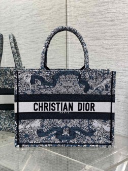 DIOR Tote25早春新款幸运星高级的幸运星刺绣图案绝美的拼色标志性的字母超大容量的设计 凹造型神器 ,时尚精必入款容量也是妥妥的各种杂物往里面丢就好了size361828cm