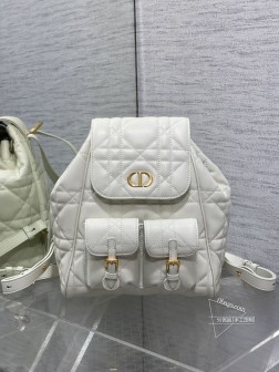 DIOR Caro秋冬系列双肩包,本季度最热门的包款,集齐经典的元素,标志性的字母Logo, 超大的藤格纹,搭配复古的金色手柄,提升了整个包的格调,细腻的小羊皮,整个包手感超柔软,袋口抽绳调节的设计,精致感满满的,可调节的肩带,拥有法式浪漫的高级极简,俏皮可爱的双口袋,背起来还有种酷配的的时髦感size231125cm