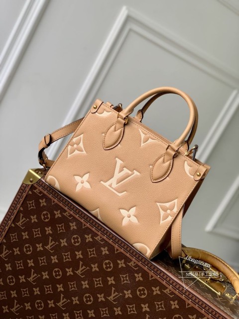 LV M12513 OnTheGo 小号手袋 棕色 压纹皮革 Monogram
