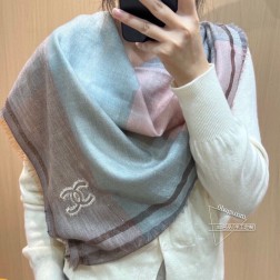 闪闪 低调高奢 CHANEL 无论在哪种场合，都能变得高雅有品，超有品味的单品 极品精英高手级别的时髦感围巾 这款CHANEL的款，质感质感好到震惊，真的越看越爱，越看越时髦，越看越喜欢 香的东西真的都是很考究，线条非常简约，在工艺上必定胜人一筹！这款看似简单工序很复杂！最美的多重纱线多重纹路交织，一般工厂做不出这样的款，属于羊绒中的佼佼者，成功人士追求的品质 这种工艺和配色一看就知道不是一般的大工厂的，非常非常喜欢这种高手级别的时髦感，有态度的时髦人一定会喜欢。年轻，时髦，自信，有态度。很美！