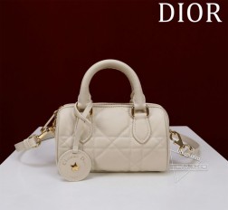 DIOR Groove 16手袋波士顿手袋白色牛皮迷你让人无法抗拒的可爱简洁的包形复古又高级采用牛皮绣花精心制作精致之余时尚感也十足手提斜挎都可以自用轻便又方便携带日常使用容量也相当足够了size161118cm