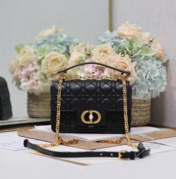 DIOR 小号 Dior Jolie 珍珠手提包「黑色」这款 Dior Jolie 手提包是二零二四春夏成衣系列新品,兼具优雅气质与实用功能。采用黑色牛皮革精心制作,饰以藤格纹缉面线,双重翻盖饰以 CD 标志提升格调,点缀以白色树脂珠饰,三隔层和拉链口袋可收纳各种日常用品,可与日常或晚装造型搭配。小号款式,搭配可拆卸手柄与可拆卸链条肩带,肩带由皮革带和 CD 标志链环组成,饰以白色树脂珠饰,可舒适手提、肩背或斜挎。正面饰以白色漆面铝质 CD 扣环搭树脂珠饰双重翻盖开合3 个内部隔层搭配 1 个拉