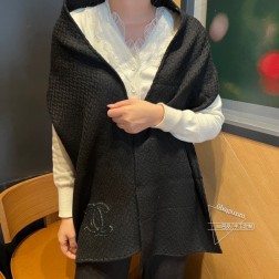 C针织刺绣长巾 的厉害 法式气质 高端低调奢华，非常精致唯美的设计，如珍珠般典雅气质 来自女人们都会爱的Chanel~又是美出了天际啊 自带高级气场 尼泊尔的山羊绒专门给Chanel提供这款羊绒纱(%羊绒)，再由国内个位数台的进口机器织造，带有特殊肌理的席纹纹路，纱线的质感将这个肌理纹完美呈现，美到极致~ 这样渠道的质感真的无敌了 可以当外套披的绝美款啊 再来说下配色和工艺吧，首先配色就是今年超流行的时髦哑光蓝和高级黑，有着深色系的百搭，很有时髦感 刺绣部分不是刺绣哦，是非常有心意将羊绒纱镶嵌在