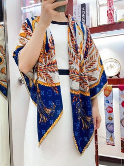  LV典雅高贵 婴儿般的柔软触感 同步专柜【线条拼花】丝绒印花 巧妙利用驴家包袋图案创造出醒目亮眼的观感，与多种造型完美搭配，拼色低调时髦有品味 奢华全新的经典单品，以混合多种产品标识的设计，羊绒材质极致柔软.奢华的触感。实物真心典雅高贵 高端品质高清呈现 cm，70%羊绒+30%丝