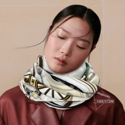 羊绒新款 买了都说好看 推荐 爱马仕双面同色羊绒方巾【尊贵之轮双面同色】，顶级工艺超值 爱马仕专柜爆款 立体呈现图案纹路实物档次极高 特殊工艺高端研发惊艳问世 特殊尖端工艺处理 受到白富美的喜欢 无论是品质 款式 价格都令大牌控的她们尖叫 超高性价比 绝对值得入手 尺寸：cmcm，70%羊绒+30%真丝