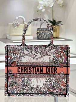 迪奥 【tote太阳花-春】 繁花的浪漫太阳神图腾的刺绣都是对美的独特诠释都展现高级独到的风格恰到好处的尺寸时尚与实用完美结合~随手拎着就超美哒~尺寸 . .