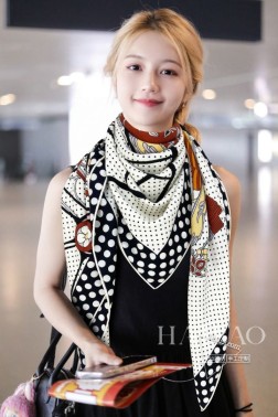 羊绒新款 买了都说好看 推荐 爱马仕双面同色羊绒方巾【尊贵马车双面同色】，顶级工艺超值 爱马仕专柜爆款 立体呈现图案纹路实物档次极高 特殊工艺高端研发惊艳问世 特殊尖端工艺处理 受到白富美的喜欢 无论是品质 款式 价格都令大牌控的她们尖叫 超高性价比 绝对值得入手 尺寸：cmcm，70%羊绒+30%真丝