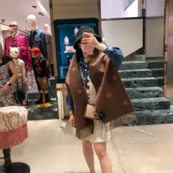 上新 ZG同步 P【GG复古格纹双面长巾】 经典GG图案是品牌在30年代开始使用的标志性元素之一，历经近一个世纪的发展依然为品牌探索全新表达提供灵感。在这款羊毛围巾上，它以复古格纹方式呈现，别具一格，独具特色！尺：39 198～%羊毛