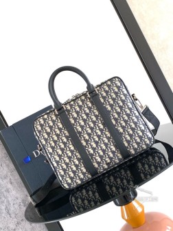 迪奥 这款公文包将经典优雅与 Dior 的高订精神融为一体。刚性的轮廓采用杏色 Oblique 印花面料精心制成,同色调粒面牛皮革细节与正面 Dior 标志提升格调,拉链开合,设有宽敞的内部隔层,可收纳笔记本电脑。搭配可折叠手柄和可调节、可拆卸的肩带,可手提、肩背或斜挎。主体:棉,牛皮革和科技面料里料:科技面料,棉,牛皮革拉链主隔层内部扁平电脑隔层2 个内部插袋皮革顶部手柄可调节、可拆卸的皮革肩带搭配龙虾扣正面饰以金属覆层黄铜 Dior 标志内部饰有 Dior 压花标志尺寸:37 x 28 x