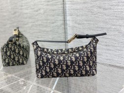 迪奥 中号现货 2022最新饭盒包 不得不推荐,砖柜大爆款 像枕头一样的菱格经典的老花刺绣,标志性字母自用非常轻,容量也是不错滴不仅能装可爱也能装手机的小包包 size:22139.5cm老花篮饭盒