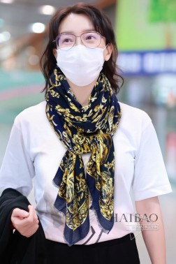 上新 迪奥羊绒长巾【D折叠屏风长巾】 抢 VIP推荐 下手一定要快【高端 大爱 顶级纯山羊绒 婴儿触感舒服到飞 女人尤物 货极少 四季都可以用 真心美的让人非常非常心动 上身效果简直美翻了 品质非常完美 整个围巾给人大牌气场的同时又非常精致秀丽 绝对值得入手的新款 实物一拿到就会庆幸自己是女人的绝美好货 值得品鉴 完美气质品味Ditails首选 VIP们 上 %顶级纯山羊绒