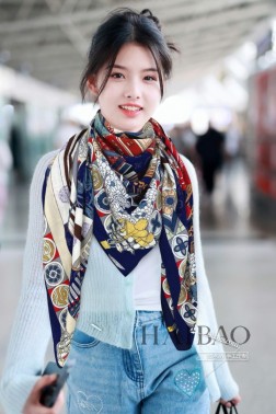 羊绒方巾真心赞 【L精品书柜双面同色】本款Malles Merveilleuses驴家羊绒方巾，以满溢艺术气息的设计诠释19世纪末广告海报的灵感启发，向路易威登悠久历史致敬。各色硬箱与旅行贴纸点缀 Monogram 图案背景，彰显品牌对考究细节的专注。典雅构型释放考究韵致。强烈推荐手慢无 价格真心好，这个size不大不小特别好搭配，品质超级好 拿到手就会懂的高端品质，高端细节所见即所得 重磅巨献 VIP客户必入推荐 cm %羊绒方巾